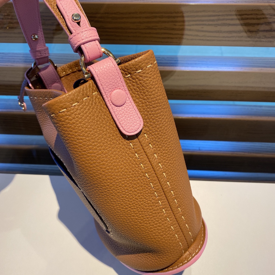 델보 팽 미니 버킷 크로스백